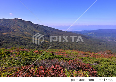 The Hakkoda mountain range from the summit of Mt. Minami Hakkoda Hina, where autumn leaves are seen 94816290