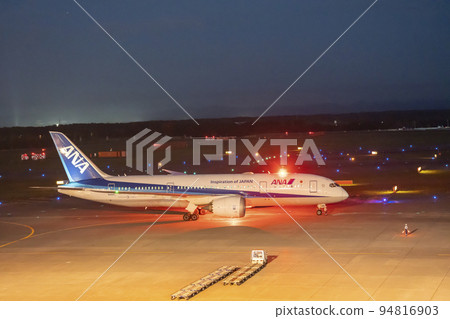 機場在夜間滑行北海道千歲市的飛機 94816903