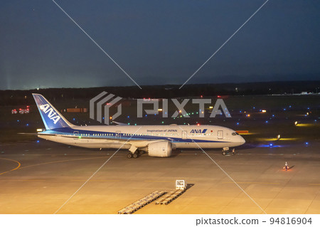 機場在夜間滑行北海道千歲市的飛機 94816904