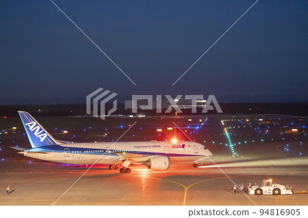 機場在夜間滑行北海道千歲市的飛機 機場在夜間滑行北海道千歲市的飛機 94816905