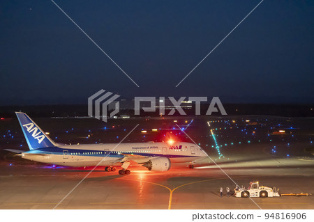機場在夜間滑行北海道千歲市的飛機 機場在夜間滑行北海道千歲市的飛機 94816906