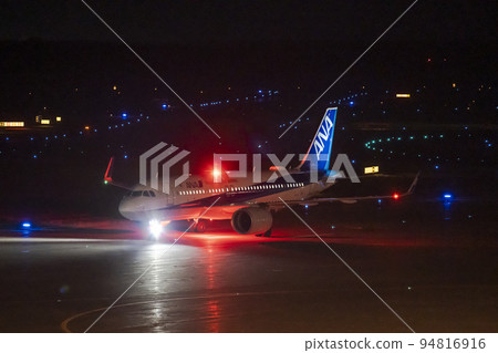 機場在夜間滑行北海道千歲市的飛機 94816916