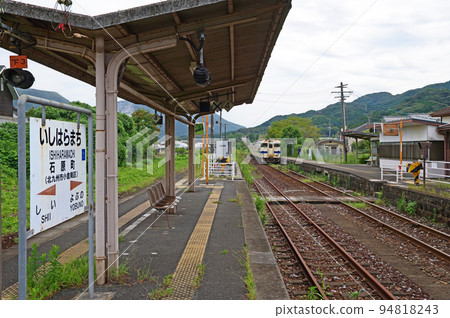 JR九州常彥山線石原町站月台和火車在北九州市小倉南區 JR九州常彥山線石原町站月台和火車在北九州市小倉南區 94818243