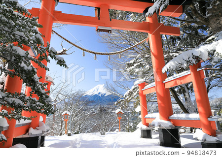 新倉山淺間神社鳥居的富士山在雪地裡 新倉山淺間神社鳥居的富士山在雪地裡 94818473