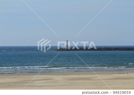 三棱松原蘆屋海濱公園沙灘上的玄海海浪 94819059