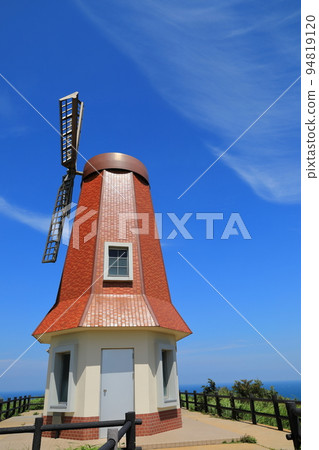 與藍天形成鮮明對比的宗像大島風車展望台 94819120