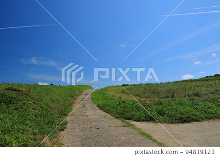 Refreshing scenery of the road in the prairie under the clear autumn sky 94819121
