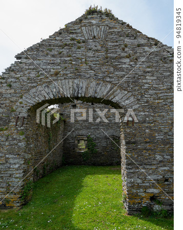 The ruins of an stone building in the Ireland. Ancient European architecture. The ruins of Arundel Grain Store, near Clonakilty, West Cork.The 16th Century Grain Store. The ruins of an stone building in the Ireland. Ancient European architecture. The ruins of Arundel Grain Store, near Clonakilty, West Cork.The 16th Century Grain Store. 94819345
