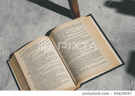 書籍、混凝土和陰影 書籍、混凝土和陰影 94820047