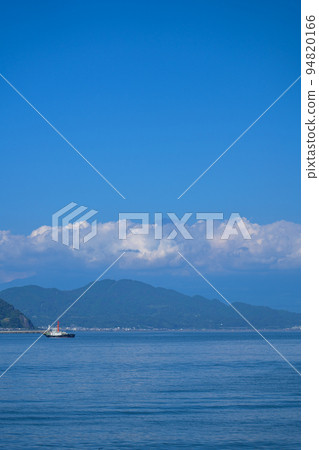 Shizuoka Shimizu Mt. Fuji on the day after the first snow as seen from Miho Masaki Beach 94820166
