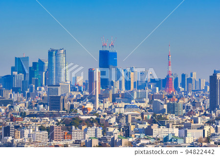 [東京] 1月，東京塔和世田谷區的街道 94822442
