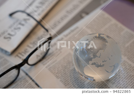玻璃球和英文報紙世界新聞圖片(2022 年 9 月) 玻璃球和英文報紙世界新聞圖片(2022 年 9 月) 94822865
