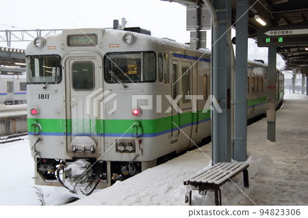 Hakodate Main Line Kiha 40 stopping at Hakodate Station in winter (Hakodate area) 94823306
