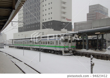 Hakodate Main Line Kiha 40 stopping at Hakodate Station in winter 94823412