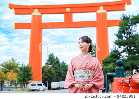 A woman in a kimono enjoying sightseeing in Kyoto in front of Otorii A woman in a kimono enjoying sightseeing in Kyoto in front of Otorii 94823991