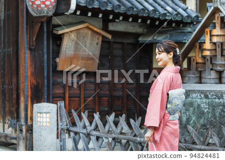 一個穿著和服享受京都觀光的女人 94824481