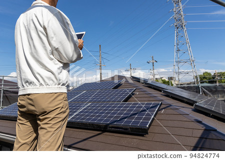 A man inspecting a solar power system 94824774