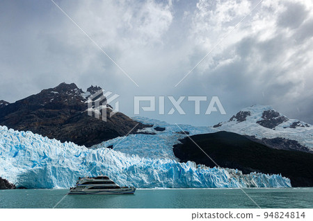 Spegazzini glacier. From a sightseeing boat, you can see the glacier melting and crashing into the sea. 94824814