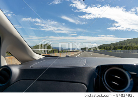 在北海道道路上行駛的汽車的景色 在北海道道路上行駛的汽車的景色 94824923