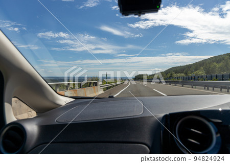 在北海道道路上行駛的汽車的景色 在北海道道路上行駛的汽車的景色 94824924