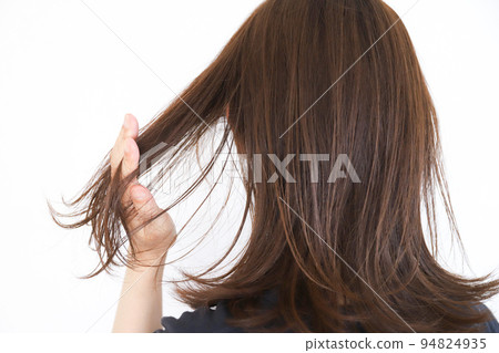 女人撫摸她的頭髮 頭髮護理圖像 94824935