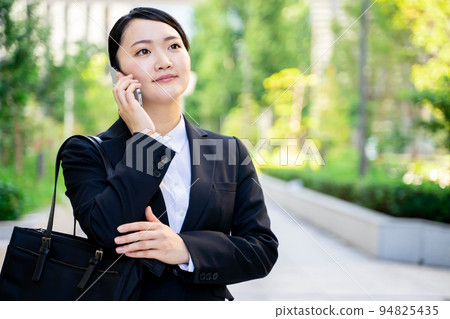 西裝的女人,求職,新兵,智能手機 西裝的女人,求職,新兵,智能手機 94825435