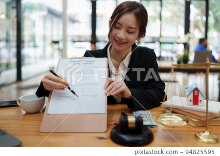 Lawyer pointing and signing agreement for buying house. Bank manager concept 94825595