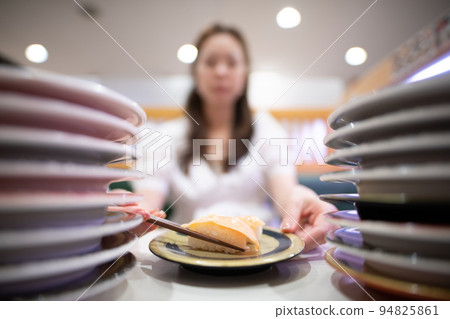 女人吃壽司 女人吃壽司 94825861