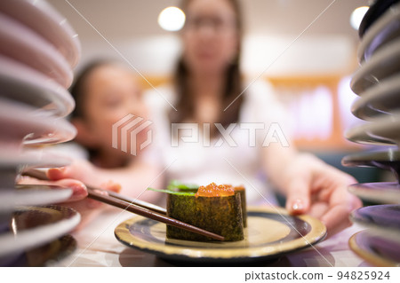 Parent and child eating sushi Parent and child eating sushi 94825924