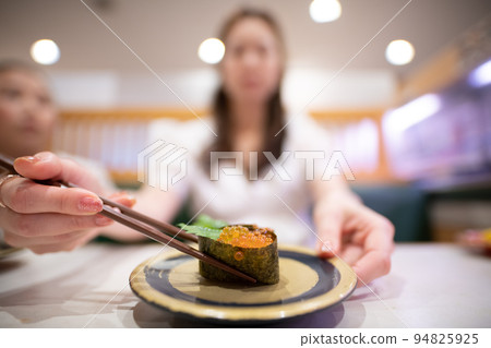 Parent and child eating sushi Parent and child eating sushi 94825925