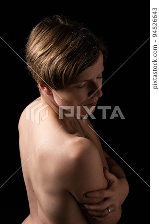 Thirty year old woman with naked back in a studio portrait 94826643