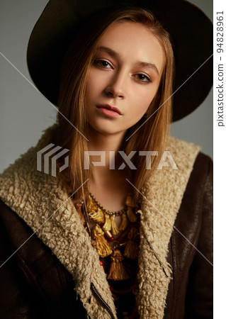 Fashion Model in the studio. Beautiful Sexy Woman In Stylish Fashionable Fall Clothes. 94828961
