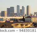 夕陽染紅的高層建築_名古屋1 94830181