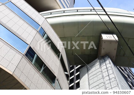 穿過大阪建築物的高速公路 94830607