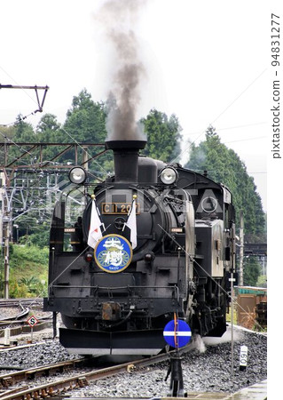 Heavy steam locomotive Taiju running in two cars on the Kinugawa road without losing to the rain 94831277