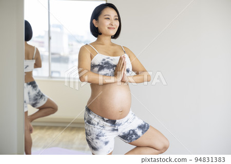 Maternity yoga image 94831383