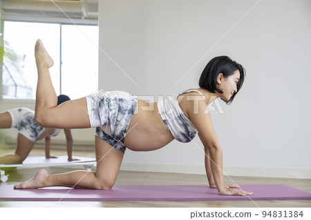 Maternity yoga image 94831384