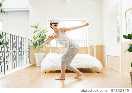 一個在家裡享受VR的女人 94832549