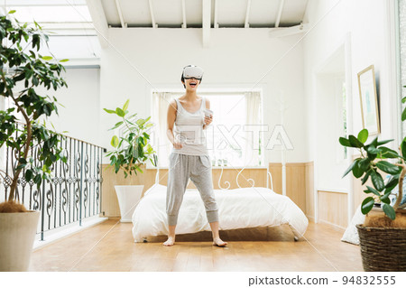 A woman who enjoys VR at home A woman who enjoys VR at home 94832555