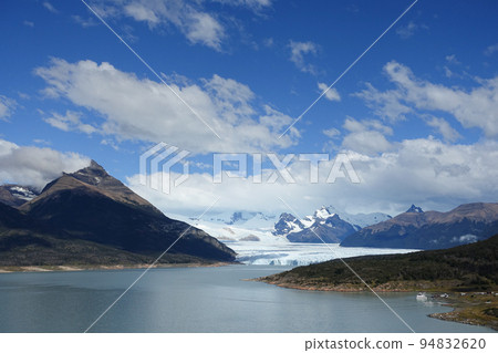 Los Glaciares 國家公園,阿根廷的聯合國教科文組織世界遺產。您可以觀察冰川的運動。全球變暖的 Los Glaciares 國家公園,阿根廷的聯合國教科文組織世界遺產。您可以觀察冰川的運動。全球變暖的 94832620