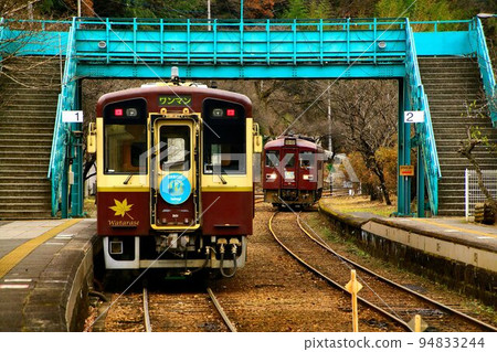 Watarase Valley Railway in late autumn, Kobe Station 94833244