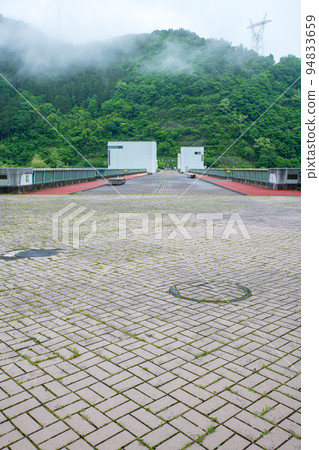 秩父佐倉湖浦山水壩從頂部眺望清晨清新的綠色風景 秩父佐倉湖浦山水壩從頂部眺望清晨清新的綠色風景 94833659