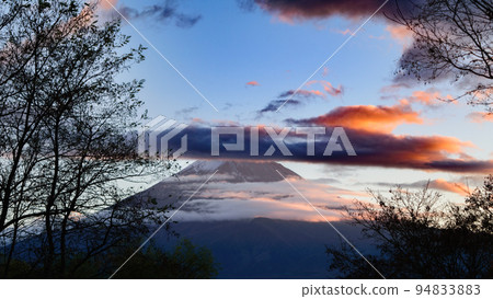 富士山與美麗的日落日本的世界遺產景觀背景 94833883