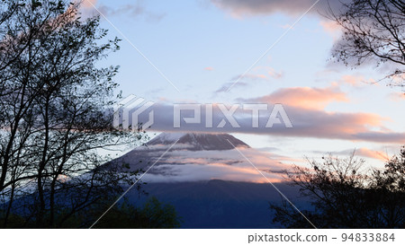 富士山與美麗的日落日本的世界遺產景觀背景 94833884