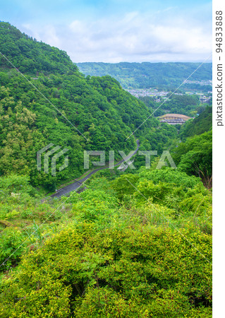 秩父櫻花湖浦山水壩 從山頂眺望秩父盆地地區 清晨清新的綠色風景 秩父櫻花湖浦山水壩 從山頂眺望秩父盆地地區 清晨清新的綠色風景 94833888