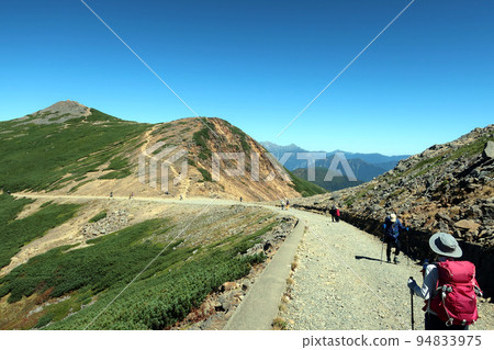 登山者在乘倉山富士見山附近的小路上行走 94833975