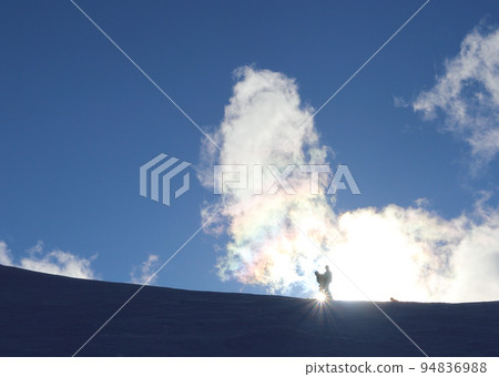 與太陽的滑雪者藍天背景剪影 94836988