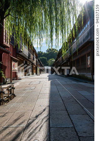 清晨的陽光和藍天美麗的東茶屋區|石川縣金澤市 清晨的陽光和藍天美麗的東茶屋區|石川縣金澤市 94837159