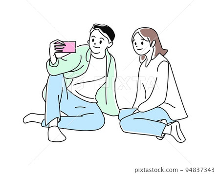 一對夫婦坐在地上，看著智能手機 94837343