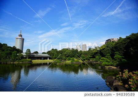 位於現代建築中的海濱幕張日式庭園美濱園(千葉市美濱區) 位於現代建築中的海濱幕張日式庭園美濱園(千葉市美濱區) 94839589